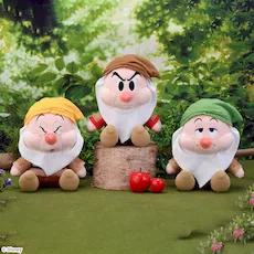 【希少】ビック！おこりんぼ　白雪姫　カリフォルニアアドベンチャー　アメリカ限定 白雪姫 Mぬいぐるみ “くしゃみ&おこりんぼ&ねぼすけ”｜プライズ・くじ